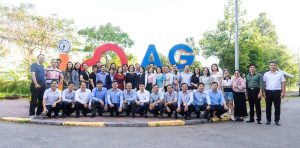 Các đại biểu chụp hình lưu niệm trong khuôn viên Trường Cao đẳng nghề An Giang - Participants take commemorative photos on the campus of An Giang Vocational College