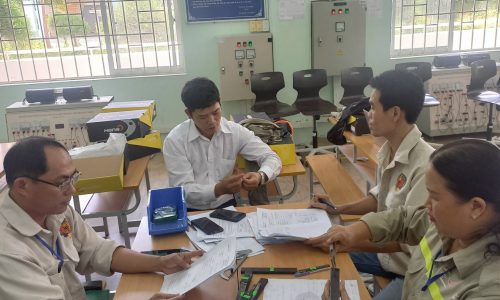 Examiners inspect the work pieces of the trainees