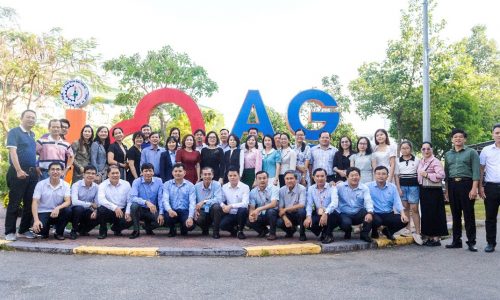 Các đại biểu chụp hình lưu niệm trong khuôn viên Trường Cao đẳng nghề An Giang - Participants take commemorative photos on the campus of An Giang Vocational College