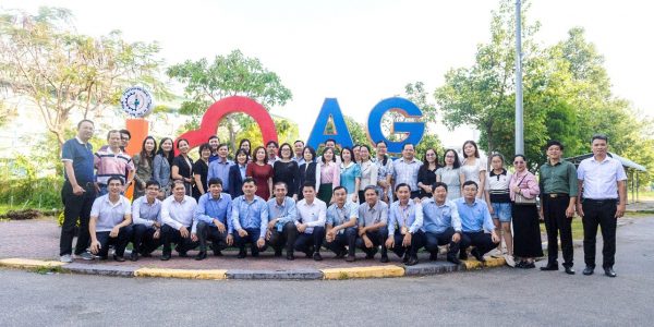 Các đại biểu chụp hình lưu niệm trong khuôn viên Trường Cao đẳng nghề An Giang - Participants take commemorative photos on the campus of An Giang Vocational College