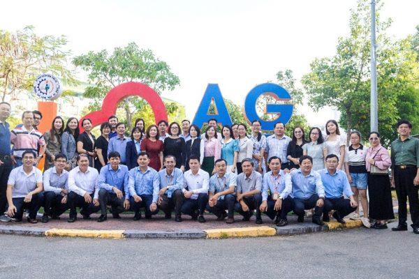 Các đại biểu chụp hình lưu niệm trong khuôn viên Trường Cao đẳng nghề An Giang - Participants take commemorative photos on the campus of An Giang Vocational College