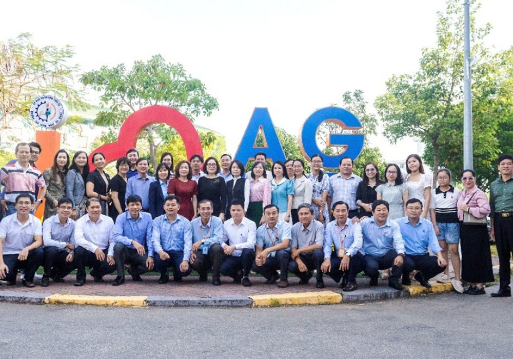 Các đại biểu chụp hình lưu niệm trong khuôn viên Trường Cao đẳng nghề An Giang - Participants take commemorative photos on the campus of An Giang Vocational College
