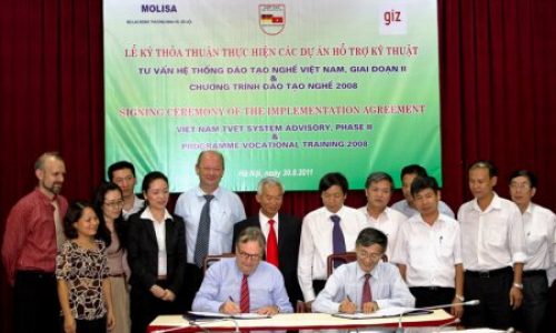 Mr. Jochem Lange – GIZ Country Director and Mr. Tran Phi Tuoc – Director of International Cooperation Department, MoLISA signing the agreements