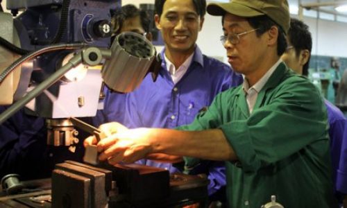 Mr. Do Hoai Vu, a local training expert, is instructing trainees on Milling machine