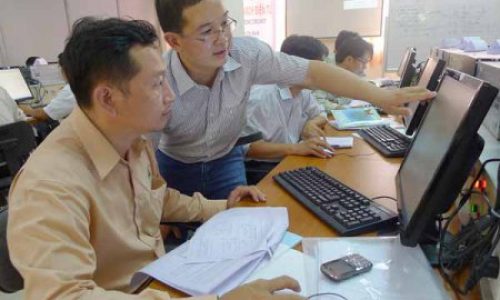 Mr. Nguyen Thanh Long – the technical expert instructing teacher/instructor designing electronic circuits on the Computer.