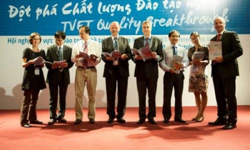 Vorstellung des ersten vietnamesischen Berufsbildungsberichts durch Vertreter des nationalen Instituts für Berufsbildung, der GIZ und dem BIBB