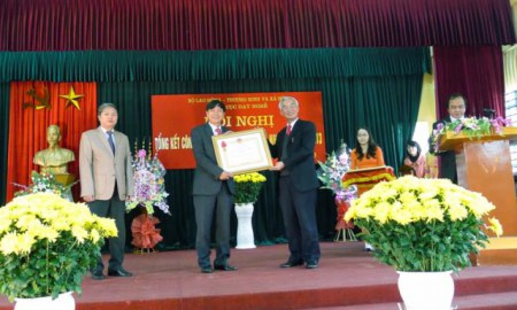 MoLISA Deputy Minister Nguyen Ngoc Phi awarded the Government Certificate of Merit to Dr. Nguyen Tien Dung - GDVT Director General for his great contribution to the development of TVET  in Viet Nam