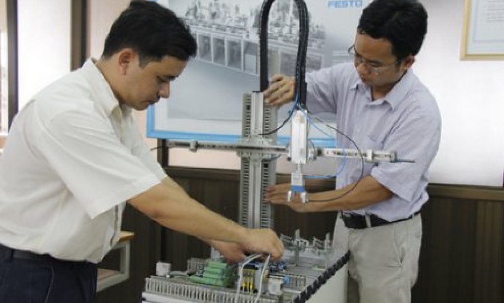 Under the instructions of the mechatronic expert, teachers dismantle and assemble the mechatronic stations, which utilized very often in industry.