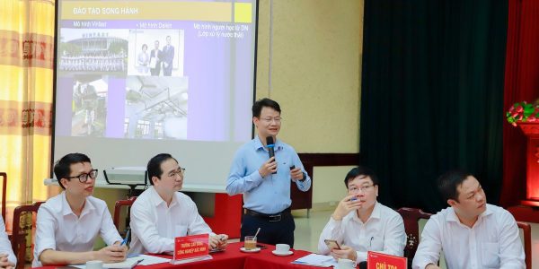 13. Đại biểu các trường trình bày và thảo luận trong các phiên chuyên đề