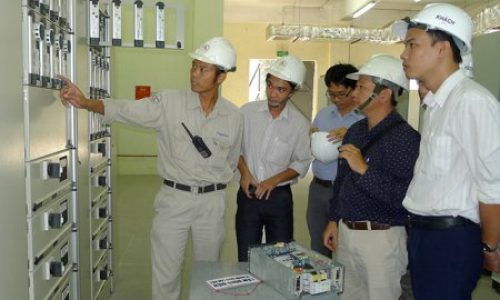 A technical staff of Hoang Thach Cement Company is explaining function and operation of the electronic switch devices used at the company