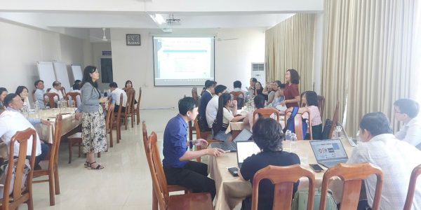 Đại diện Trường Đại học An Giang chia sẻ với đại biểu về kinh nghiệm triển khai hoạt động Chuyển đổi Xanh - Representative of An Giang University shares experiences in implementing Green Transformation activities