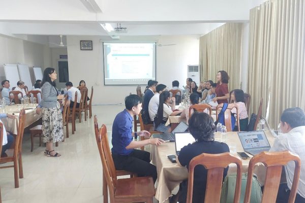 Đại diện Trường Đại học An Giang chia sẻ với đại biểu về kinh nghiệm triển khai hoạt động Chuyển đổi Xanh - Representative of An Giang University shares experiences in implementing Green Transformation activities