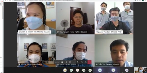 Giảng viên đào tạo LILAMA 2, Cô Phan Thị Anh Tú và Thầy Lê Tuyên Giáo, thảo luận với các học viên trong khóa đào tạo về công nghệ và quy trình sản xuất thông minh và các tác động mong đợi của ngành đối với GDNN và quy trình sản xuất của doanh nghiệp.