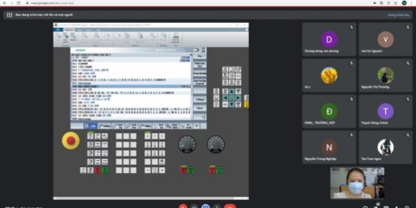 Giảng viên nguồn của LILAMA 2 đang giải thích và chứng minh kỹ thuật lập trình DIN/ISO CNC ứng dụng trong công nghiệp sử dụng lệnh G (G-code) cho phay nâng cao trên trung tâm gia công CNC (trục 3+2) và trên máy tiện CNC với dao dẫn động (trục C+Y).