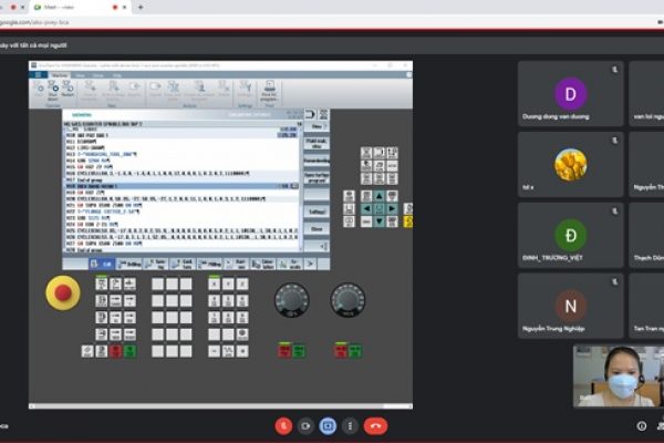 Giảng viên nguồn của LILAMA 2 đang giải thích và chứng minh kỹ thuật lập trình DIN/ISO CNC ứng dụng trong công nghiệp sử dụng lệnh G (G-code) cho phay nâng cao trên trung tâm gia công CNC (trục 3+2) và trên máy tiện CNC với dao dẫn động (trục C+Y).