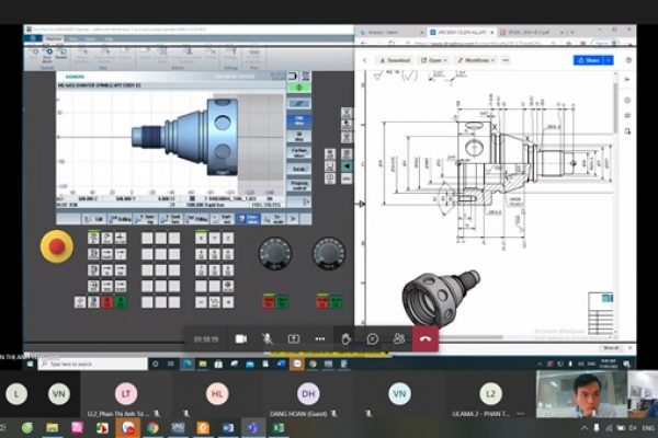 Học viên đang thực hành lập trình các quy trình tiện phức tạp/ sử dụng máy đảo trục (counter spindle) và mô phỏng quy trình gia công CNC.