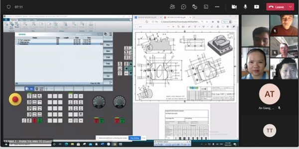 Hai giảng viên nguồn Cô Tú và Thầy Huy đang đánh giá trình độ năng lực của các học viên khi làm bài thu hoạch theo định hướng tiêu chuẩn Đức về đào tạo và kiểm tra.