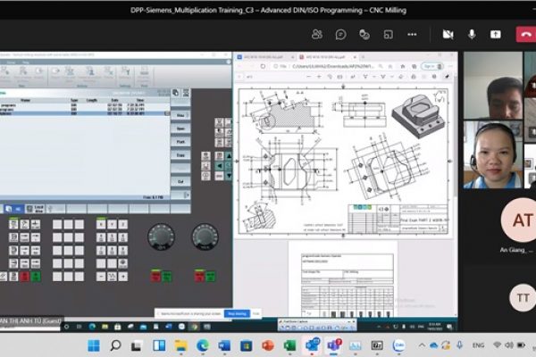 Hai giảng viên nguồn Cô Tú và Thầy Huy đang đánh giá trình độ năng lực của các học viên khi làm bài thu hoạch theo định hướng tiêu chuẩn Đức về đào tạo và kiểm tra.