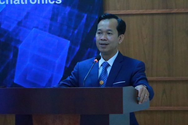 Ông Nguyễn Phan Anh Quốc - Hiệu trưởng Trường Cao đẳng nghề Ninh Thuận đang phát biểu khai mạc