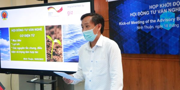 Ông Trần Trung Dũng - Phó Hiệu trưởng nhà trường trình bày về cơ chế tổ chức Hội đồng tư vấn nghề Cơ điện tử