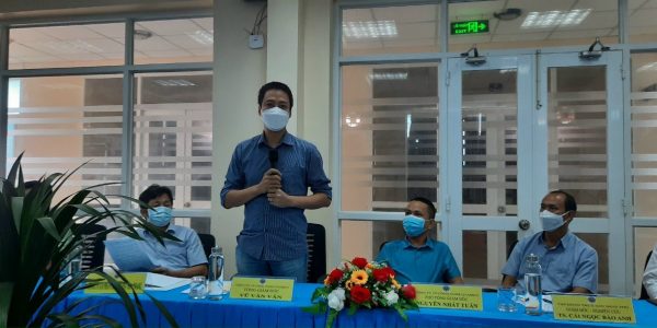 Representatives of companies gives feedback on the mechatronics training programme