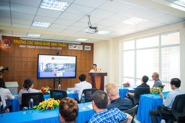 Mrs. Nguyen Phuong Mai – Deputy Chief of the Office of Electricity and Renewable Energy Authority (MOIT) discussses the opportunities and challeges for NTVC’s graduates in renewable energy sector with college leaders.