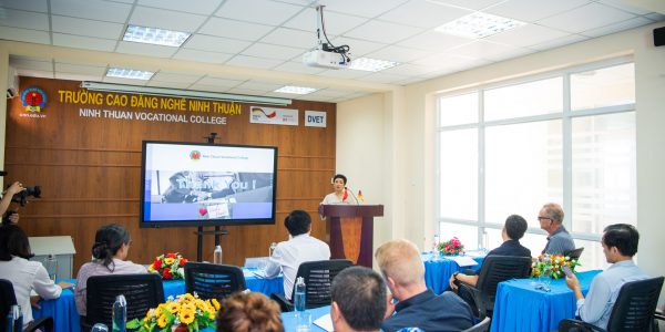 Mrs. Nguyen Phuong Mai – Deputy Chief of the Office of Electricity and Renewable Energy Authority (MOIT) discussses the opportunities and challeges for NTVC’s graduates in renewable energy sector with college leaders.