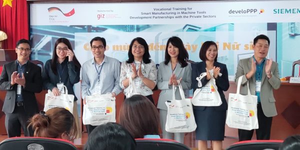 Mr Nguyen Khanh Cuong – Rector of LILAMA 2 together with representatives from Siemens Viet Nam, Festo Didactic, Martech boiler and NS Blue Scope Vietnam, and TVET Programme, GIZ.