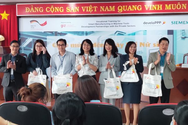 Mr Nguyen Khanh Cuong – Rector of LILAMA 2 together with representatives from Siemens Viet Nam, Festo Didactic, Martech boiler and NS Blue Scope Vietnam, and TVET Programme, GIZ.