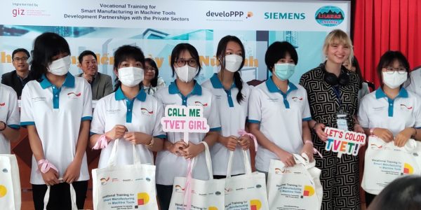 Outstanding students in the Challenging Race received presents from NS Blue Scope Vietnam