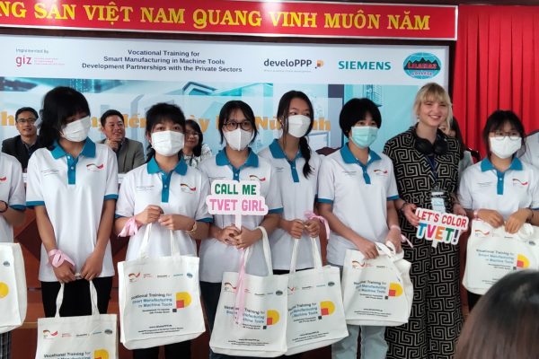 Outstanding students in the Challenging Race received presents from NS Blue Scope Vietnam
