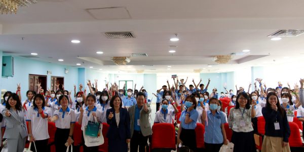 Representatives of LILAMA 2 and enterprises together with female students in the group photo at the end of the talk show.