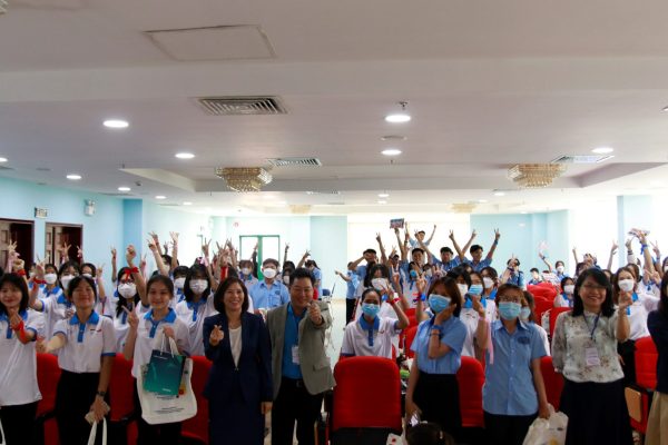 Representatives of LILAMA 2 and enterprises together with female students in the group photo at the end of the talk show.