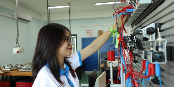 Female students encouter modern technologies and make practical experience during the campus and workshop tour in  LILAMA 2