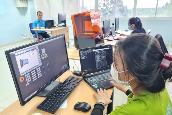 Các nữ kỹ thuật viên ứng dụng kỹ thuật lập trình DIN/ISO CNC cho phay và tiện cơ bản dưới sự hướng dẫn của Thầy Lê Tuyên Giáo.