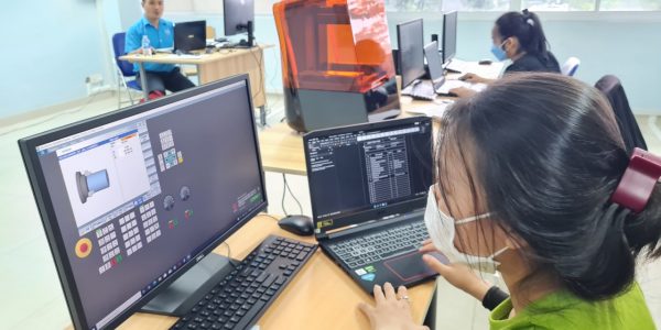 Các nữ kỹ thuật viên ứng dụng kỹ thuật lập trình DIN/ISO CNC cho phay và tiện cơ bản dưới sự hướng dẫn của Thầy Lê Tuyên Giáo.