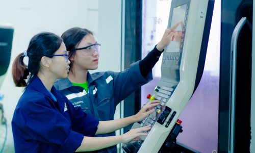 Học viên đang thực hành lập trình và mô phỏng quy trình gia công CNC.