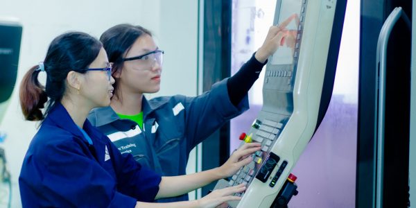 Học viên đang thực hành lập trình và mô phỏng quy trình gia công CNC.