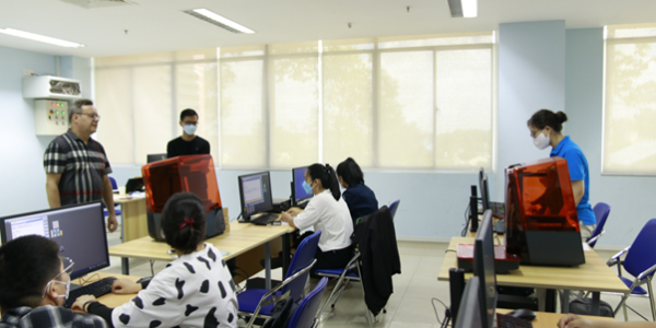 Các học viên thảo luận với ông Andreas Fischer – Chuyên gia phát triển GIZ về các công nghệ I 4.0 mới và quy trình sản xuất thông minh.