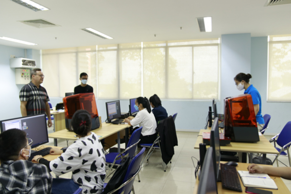 Các học viên thảo luận với ông Andreas Fischer – Chuyên gia phát triển GIZ về các công nghệ I 4.0 mới và quy trình sản xuất thông minh.