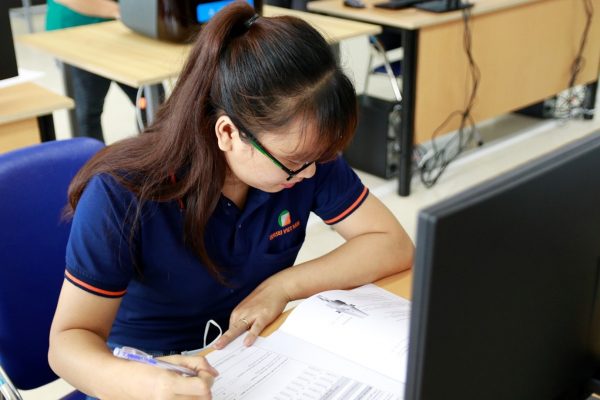 Tất cả các học viên làm bài thu hoạch định hướng công nghiệp 1 cách độc lập theo tiêu chuẩn Đức về đào tạo và kiểm tra.