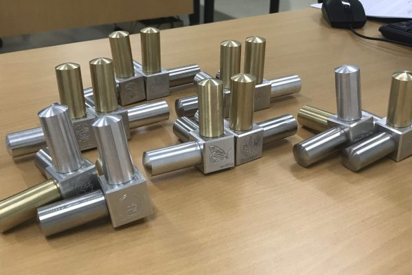 Các sản phẩm cuối của từng học viên, được lập trình và gia công trên máy công cụ CNC hiện đại.