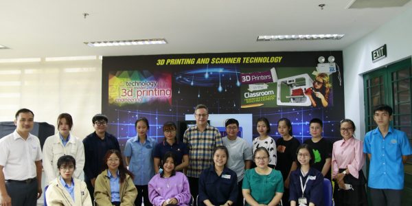 Các kỹ thuật viên nữ từ doanh nghiệp, các sinh viên mới tốt nghiệp từ cao đẳng/đại học cùng với giảng viên đào tạo và Chuyên gia Phát triển GIZ trong hình nhóm.