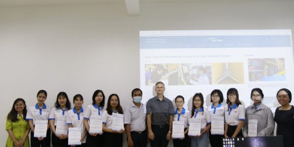 Course graduates together with trainer and GIZ project staff.