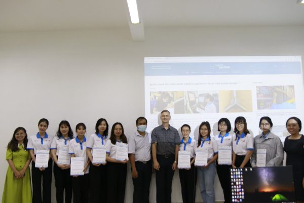 Course graduates together with trainer and GIZ project staff.