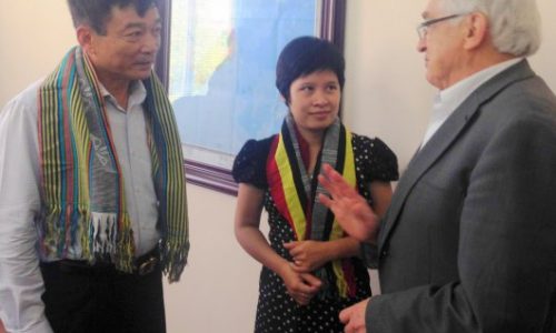 Prof. Franklin Henry Wood- National Policy Advisor of Timorese delegation discussing with Mr. Nguyen Ngoc Quynh- General Director of Department of Overseas Labour