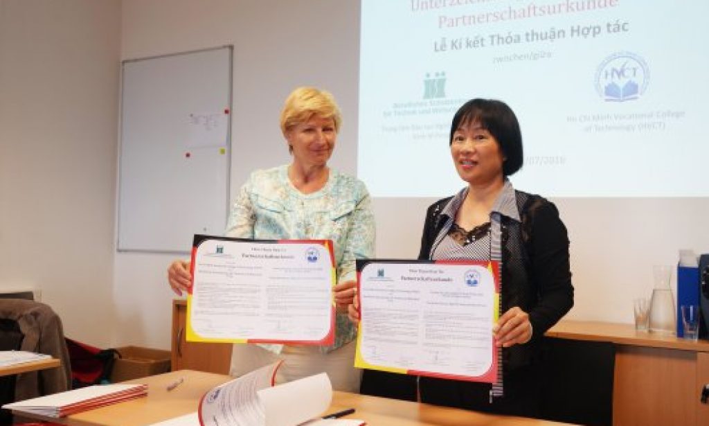 Dr Nguyen Thi Hang, Rector of the Ho Chi Minh Vocational College of Technology (HVCT) and Mrs Petra Werlisch, Principal of the Vocational Training Center of Technology and Economy Pirna signed the cooperation agreement on technical and vocational training