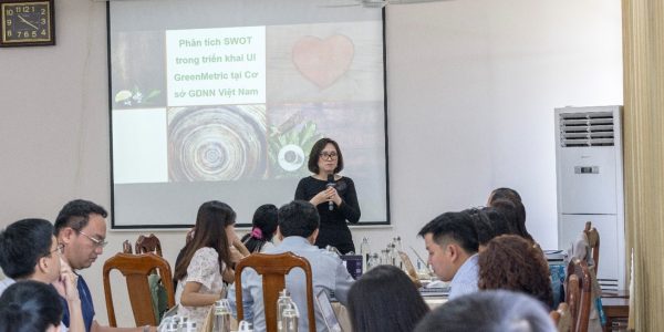 Giảng viên trường Đại học Tôn Đức Thắng hướng dẫn phân tích SWOT -Consultant from Ton Duc Thang University (TDTU) guides participants in conducting SWOT analysis.