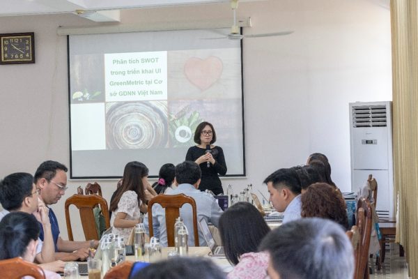 Giảng viên trường Đại học Tôn Đức Thắng hướng dẫn phân tích SWOT -Consultant from Ton Duc Thang University (TDTU) guides participants in conducting SWOT analysis.