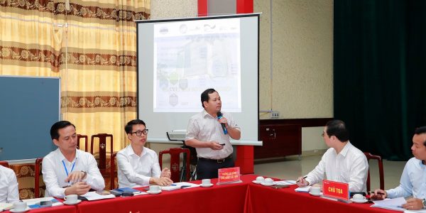 3. Đại biểu các trường trình bày và thảo luận trong các phiên chuyên đề